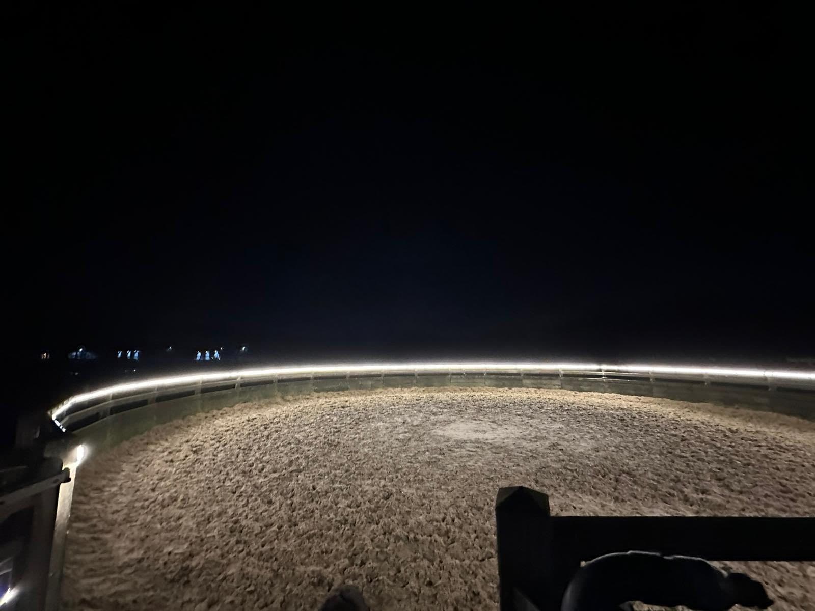 Verlichte Longeercirkel - gedraineerd en met houten omheining